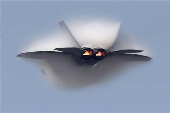 ������˾�������վ��������һ��F-22ս��