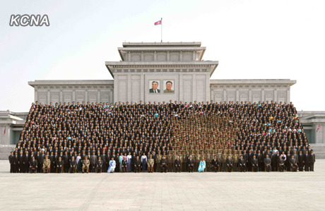 金正恩同国土会议与会者合影挥手致意亲切鼓励