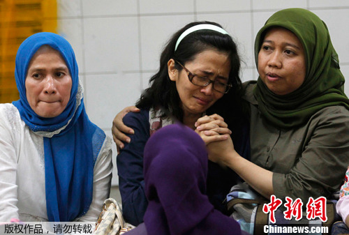 印尼军警组成地面和空中搜索队伍搜救俄失踪飞机