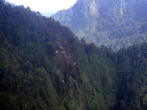 印尼在山区发现俄失事客机残骸无生还者迹象