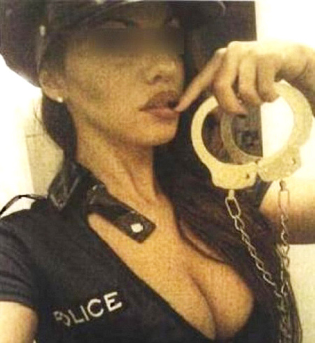 贝卢斯科尼派对被曝如妓女聚会女郎扮护士警察
