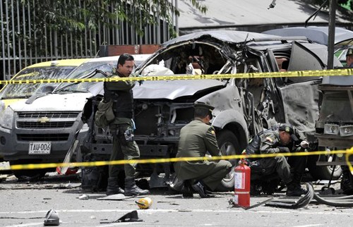哥伦比亚爆炸致2人死39人伤前部长遇袭受伤