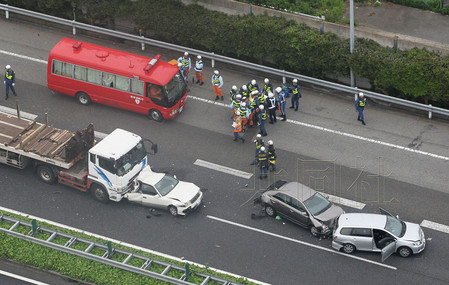 东京一高速公路发生6车连环追尾10人受伤(图)