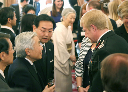 日本天皇夫妇访英邀请百名人士恳谈用英语致辞