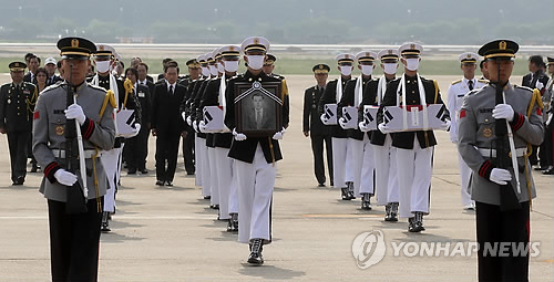 朝鲜战争阵亡韩军将士遗骸首次移交至韩国(图)