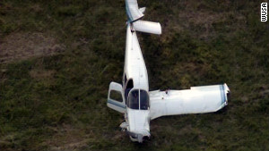 美国两架小型飞机在空中相撞造成两人死亡(图)