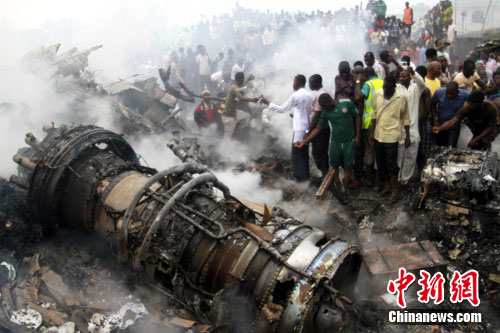 尼日利亚一架客机坠落居民区机上153人全部遇难