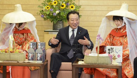 野田佳彦接见“梅子小姐”品梅干称赞好吃(图)