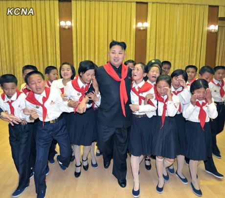 金正恩与少年团代表合影寄语盼成强盛朝鲜人才