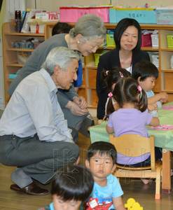 日本天皇夫妇参观幼儿园寄语孩子健康成长(图)