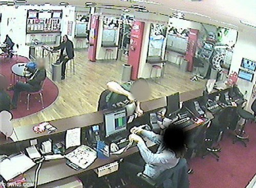 男子彩票未中奖迁怒女收银员对其诅咒拳打(图)