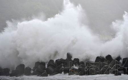 强台风袭日本21人伤逾万人转移东京进入暴风圈