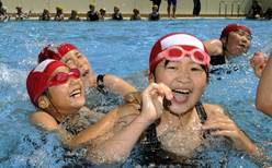日本福岛市小学初中将陆续恢复室外游泳课