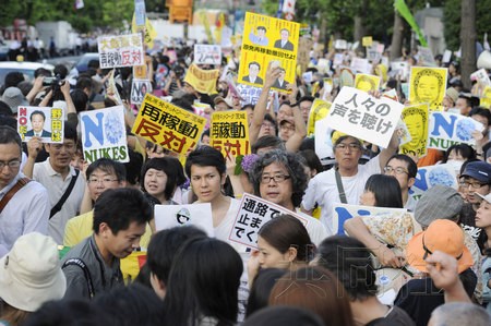 数万人包围日本首相官邸反对重启核电站(组图)