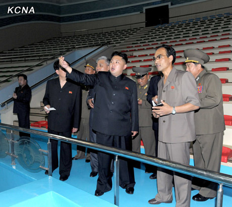 金正恩视察袜厂称袜子质量不错曾随金正日视察