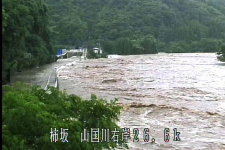 日本福冈现强降雨水位超警戒部分路段塌方(图)