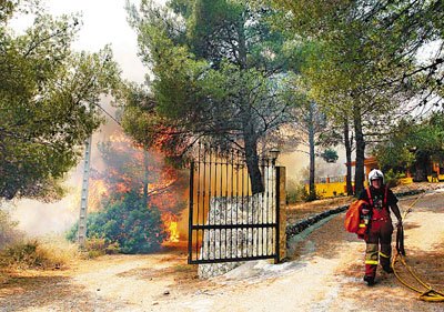 热浪袭欧美多国西班牙陷10年来最猛烈山火(图)