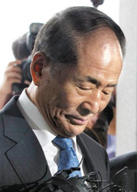 李明博兄长涉嫌受贿7亿韩元被检方调查至深夜