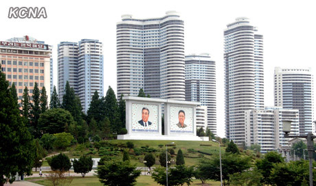 金正恩参谒太阳宫向金日成与金正日致敬(图)