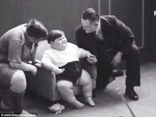 70多年前肥胖儿童录像公布男孩3岁重126斤（图）（3）