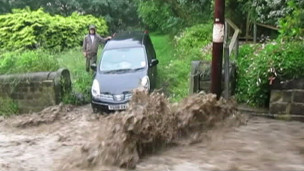 英国持续降雨引发洪水威胁河流水位将达警戒线