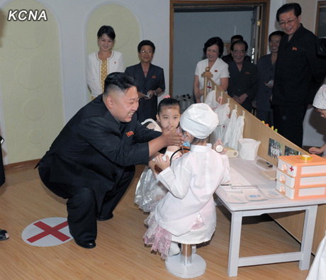 金正恩视察庆上幼儿园称启发智能很重要(组图)