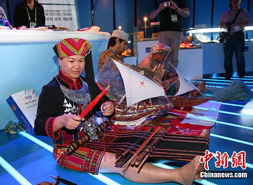 丽水世博会:四国手工艺人聚阿根廷馆现场展演