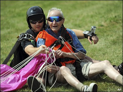 美国老翁90岁生日当天完成高空跳伞处女秀（图）