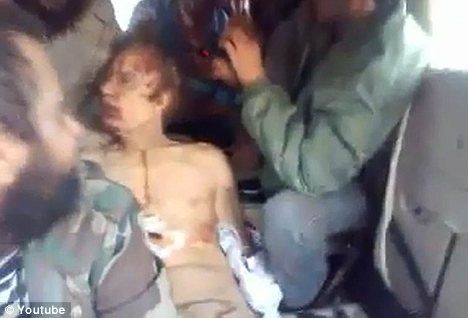 疑似卡扎菲尸体被虐视频曝光惨遭士兵摆弄（图）