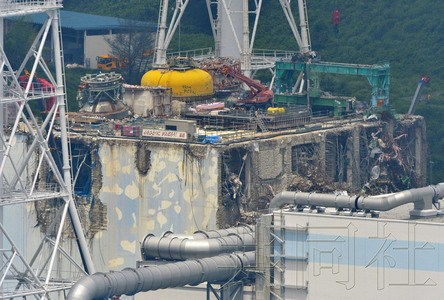 日本再从福岛核电站四号机组取出燃料棒(图)