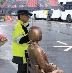 韩国警官雨中为慰安妇铜像撑伞民众称感人(图)