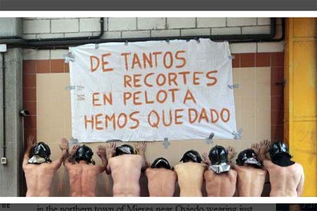 西班牙八消防员裸体摆拍抗议政府紧缩措施(图)