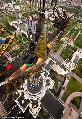 俄男子徒手爬上摩天楼拍下莫斯科炫目美景图6