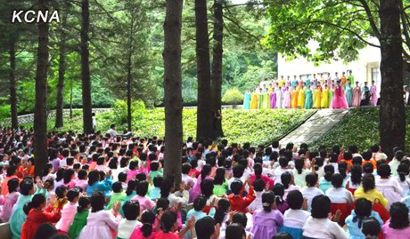 朝鲜举行音乐会歌颂金日成与农民共同耕种业绩