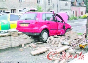 英夫妇家门口见证车祸16次院墙2年被撞5次(图)