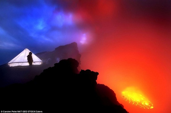 摄影师记录“世界最大熔岩湖”壮美景象（组图）
