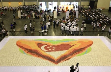 2万个纸杯蛋糕组成16米长拼图破世界纪录(图)