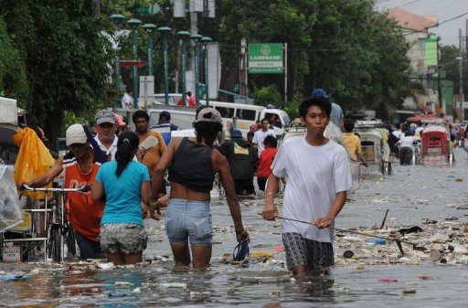 台风离境菲国局地积水深及腰或爆发传染病(图)