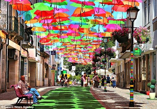 彩色雨伞空中悬浮艺术家打造梦幻街道(组图)