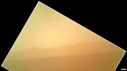 “好奇号”火星探测器发回陨坑第一张彩照(图)