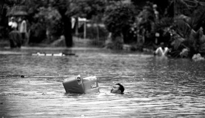 菲律宾民众亲历暴雨水灾:清晨醒来发现床漂着