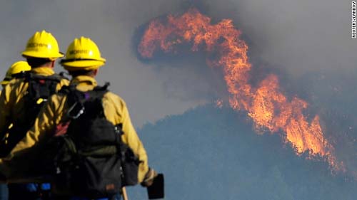 全美62地爆发山林大火数十栋住宅被付之一炬