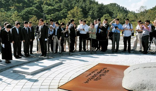 韩总统候选人朴槿惠参拜卢武铉陵墓会见其夫人