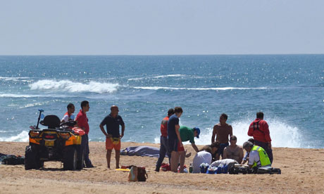 祖孙三人海滩散步时被海浪卷入海中二人溺亡