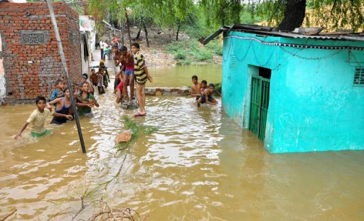 连日暴雨袭击印度西部致27人死数千人无家可归