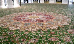 伊朗1200人制世界最大手工地毯入选吉尼斯纪录