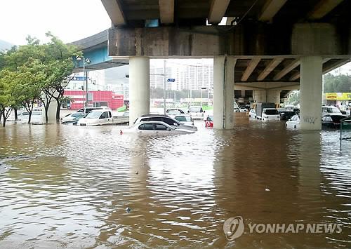 台风“天秤”袭韩致2人死亡降雨超150毫米(图)