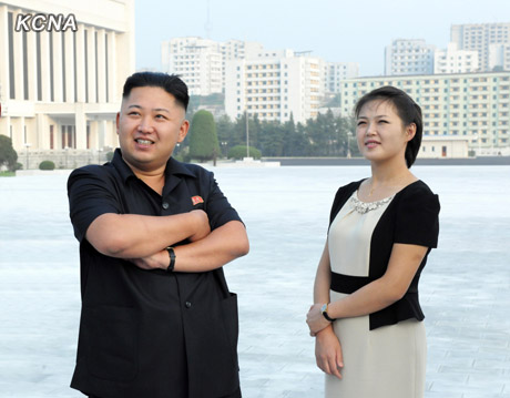 金正恩与青年节活动代表合影向朝鲜青年致祝福
