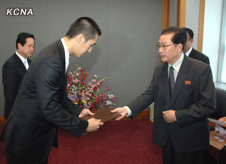 朝鲜授文鲜明祖国统一奖金正恩向其灵柩送花圈
