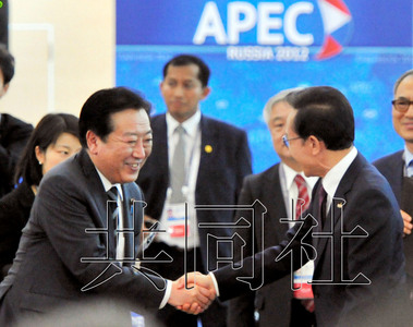 野田与李明博APEC峰会上微笑握手没有交谈（图）